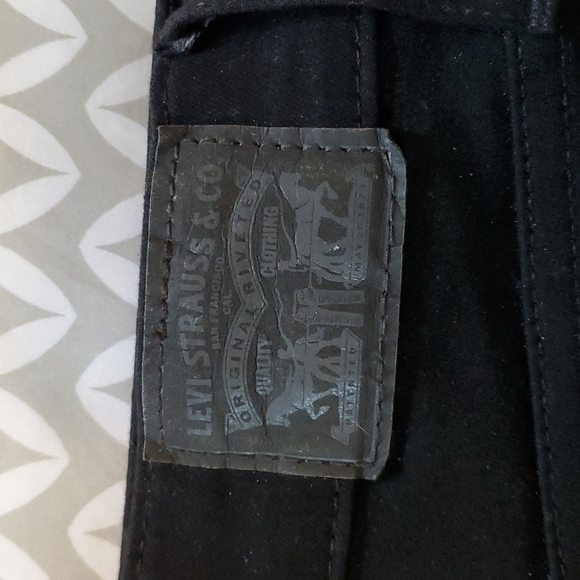 *Like New* Levi's Rich Black Skinnies - Picture 2 of 15